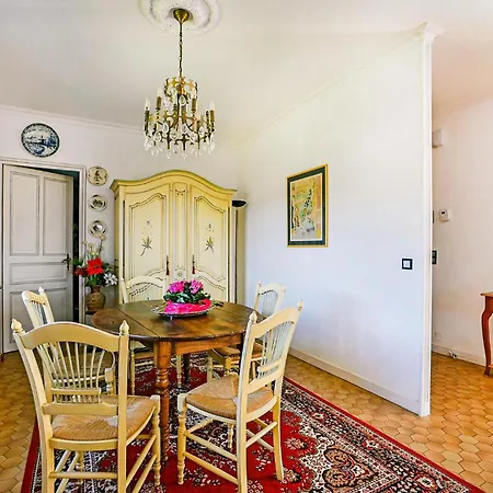 Cozy In Saint-julien-les-rosie *